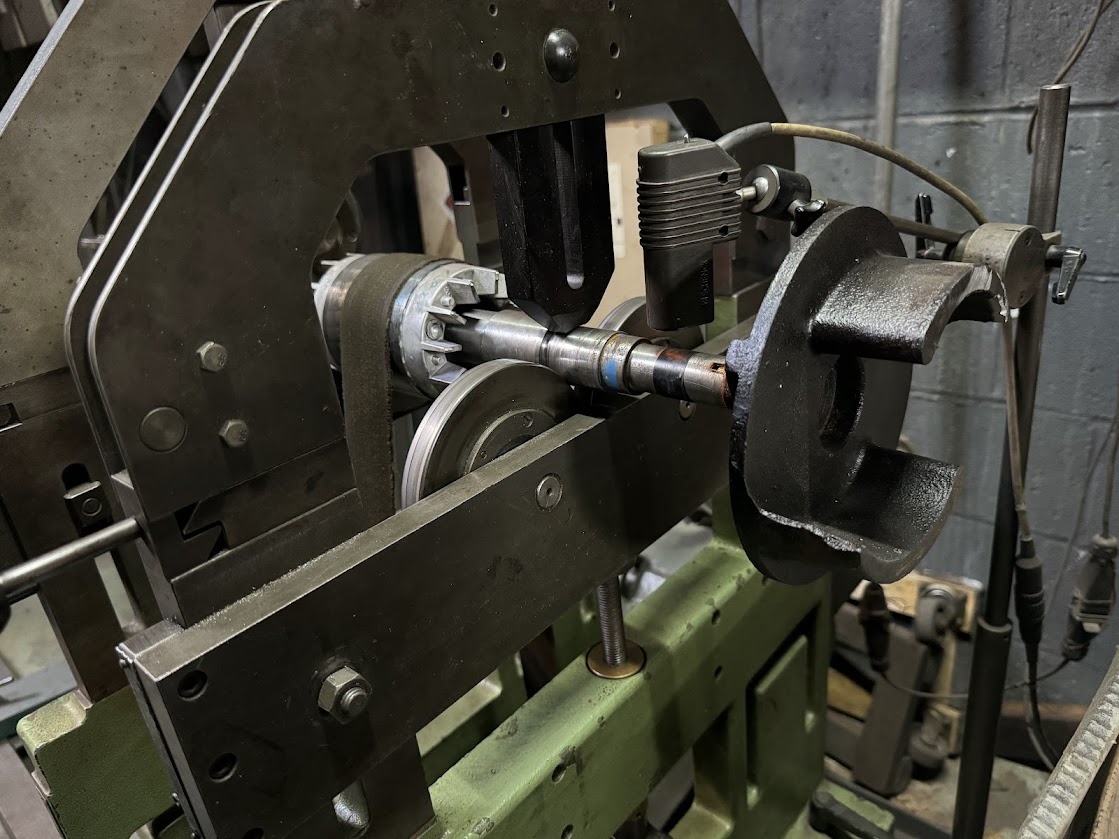 Dynamic balancing machine for motor rotors